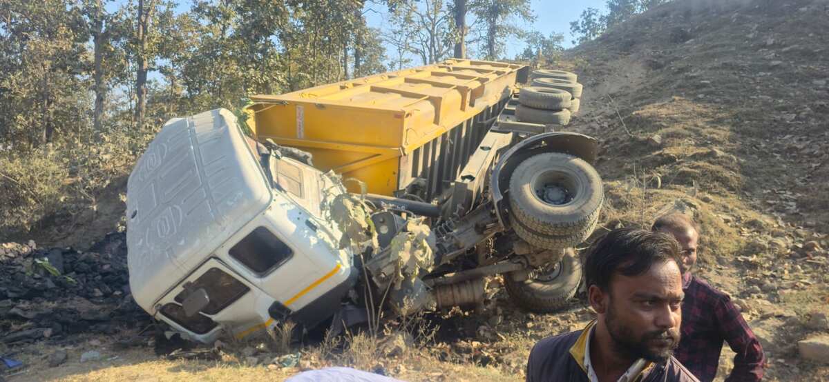 CG : अनियंत्रित होकर पलटा कोयले से लदा ट्रेलर, चालक और हेल्प... - CG Sandesh