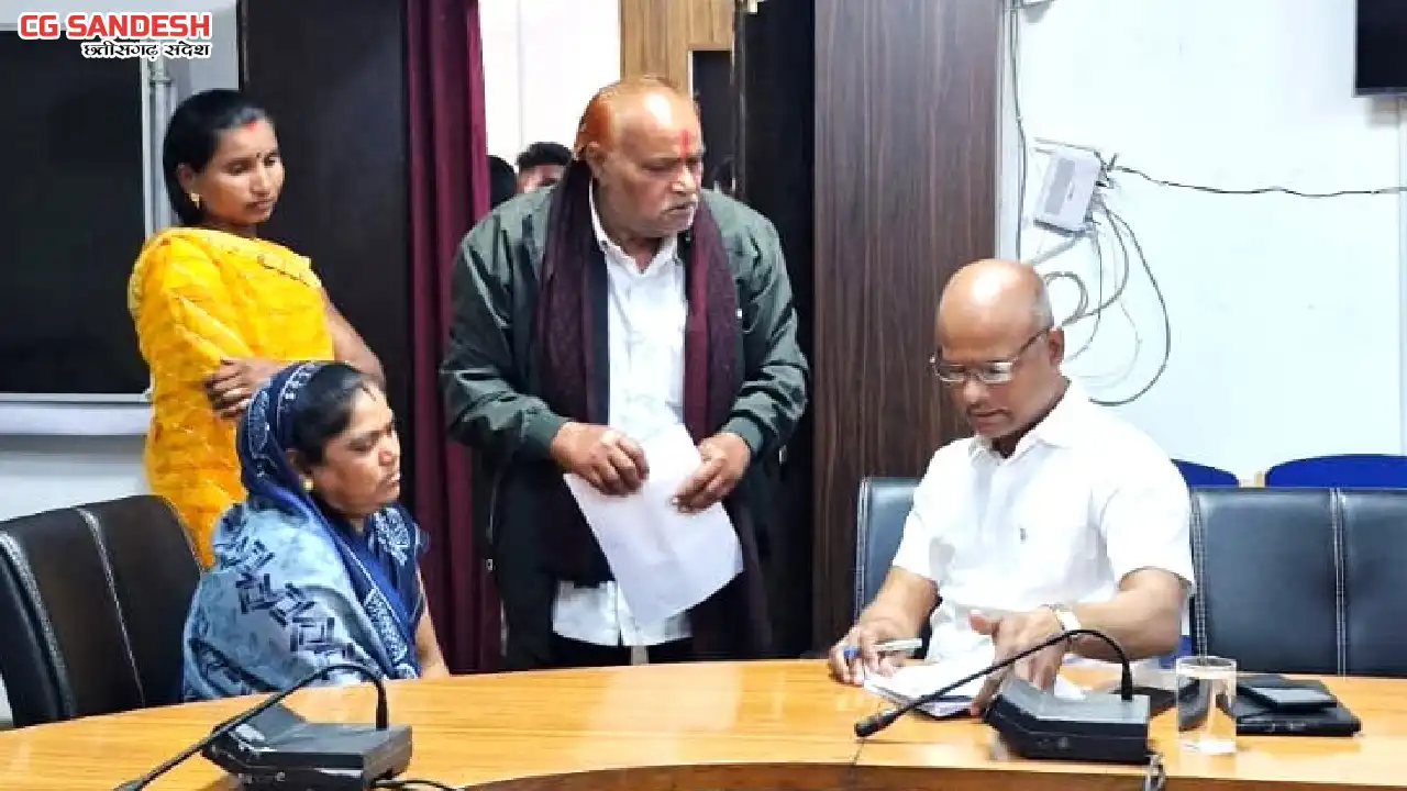 महासमुंद : अपर कलेक्टर रवि साहू ने जन चौपाल में सुनी लोगों क... - CG Sandesh