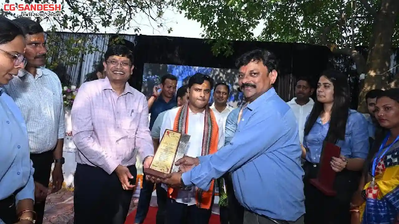 मधुमक्खी-पालन से बढ़ेगी किसानों की आमदनी - CG Sandesh