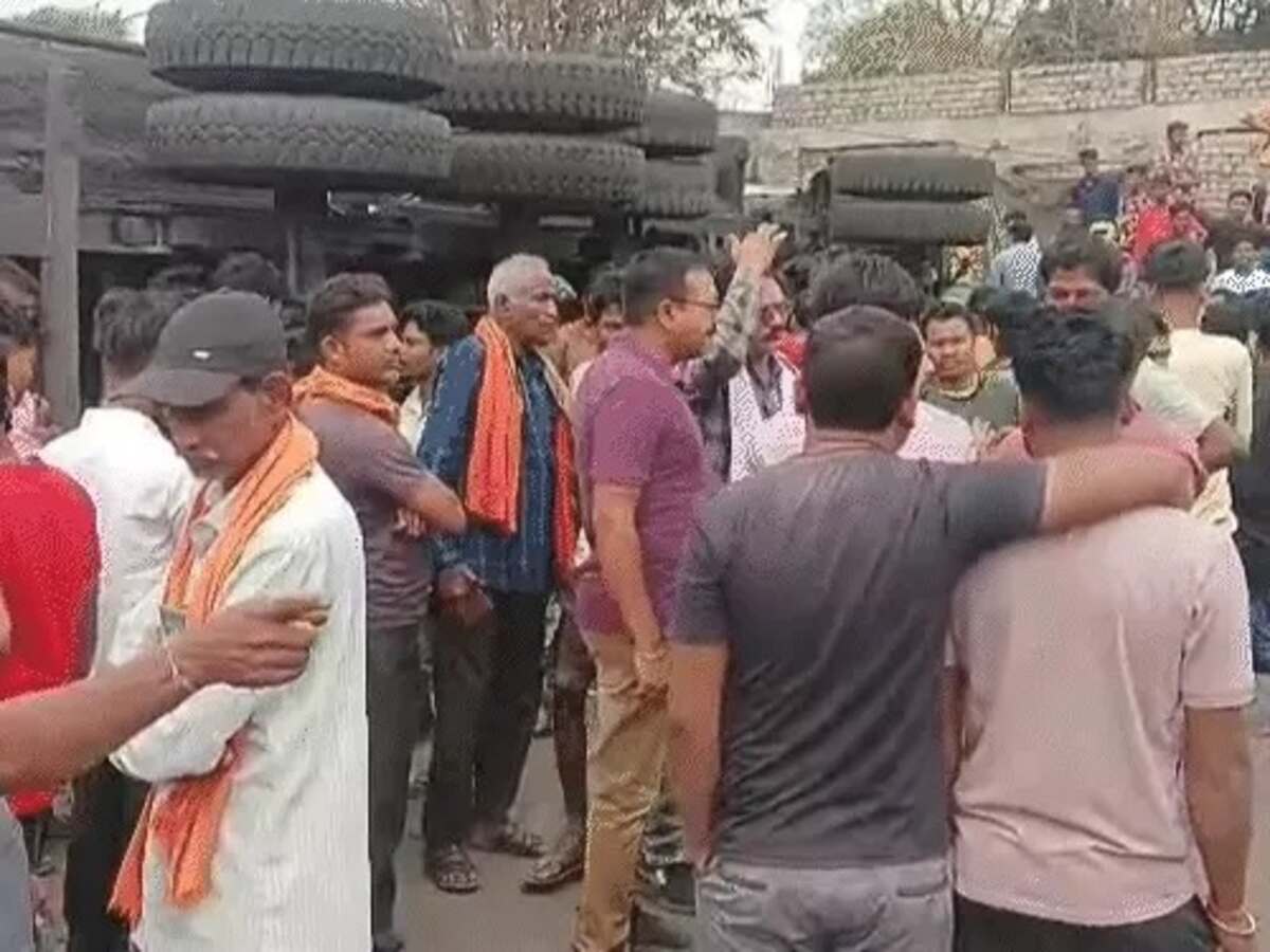 CG : तेज रफ्तार ट्रक की चपेट में आने से बाइक सवार 3 युवकों क... - CG Sandesh