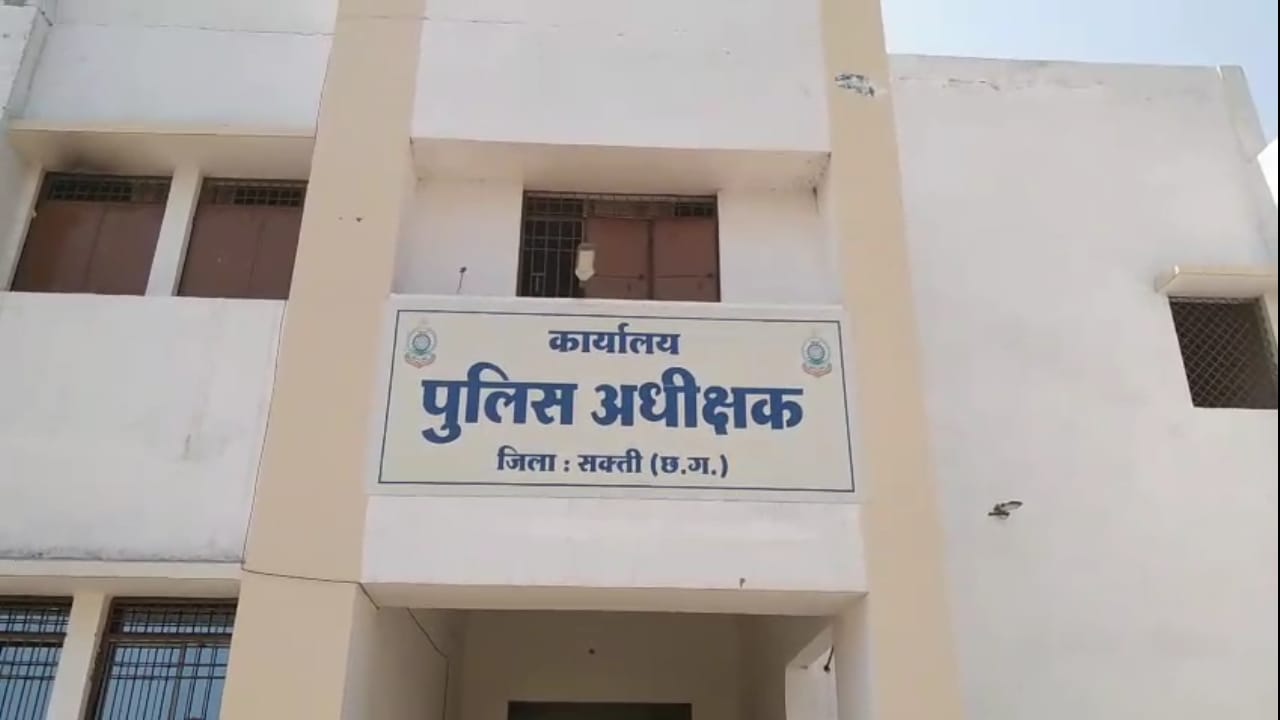 CG : पुलिस हिरासत से आरोपी फरार, 4 पुलिसकर्मी सस्पेंड - CG Sandesh
