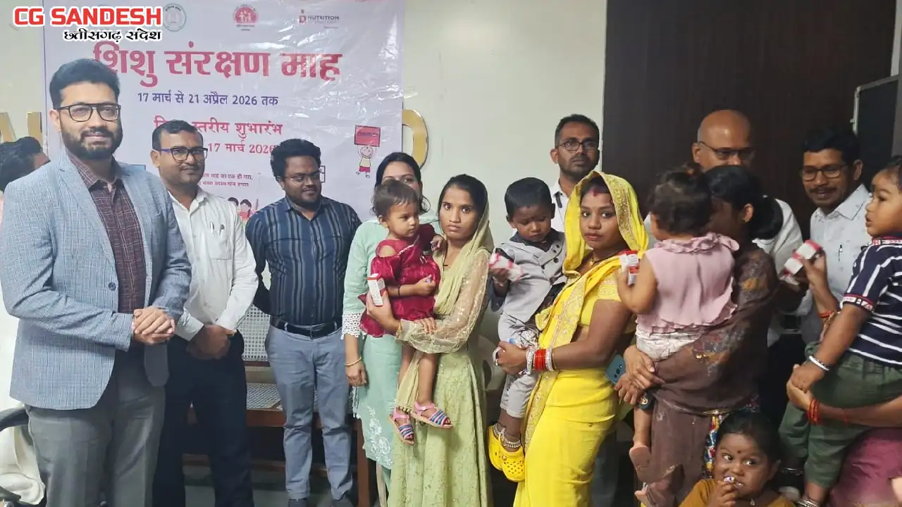 महासमुंद : कलेक्टर विनय कुमार लंगेह ने बच्चे को विटामिन ए की... - CG Sandesh