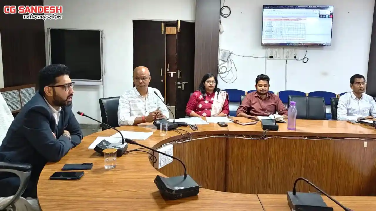 महासमुंद : कलेक्टर लंगेह ने ली राजस्व अधिकारियों की बैठक - CG Sandesh