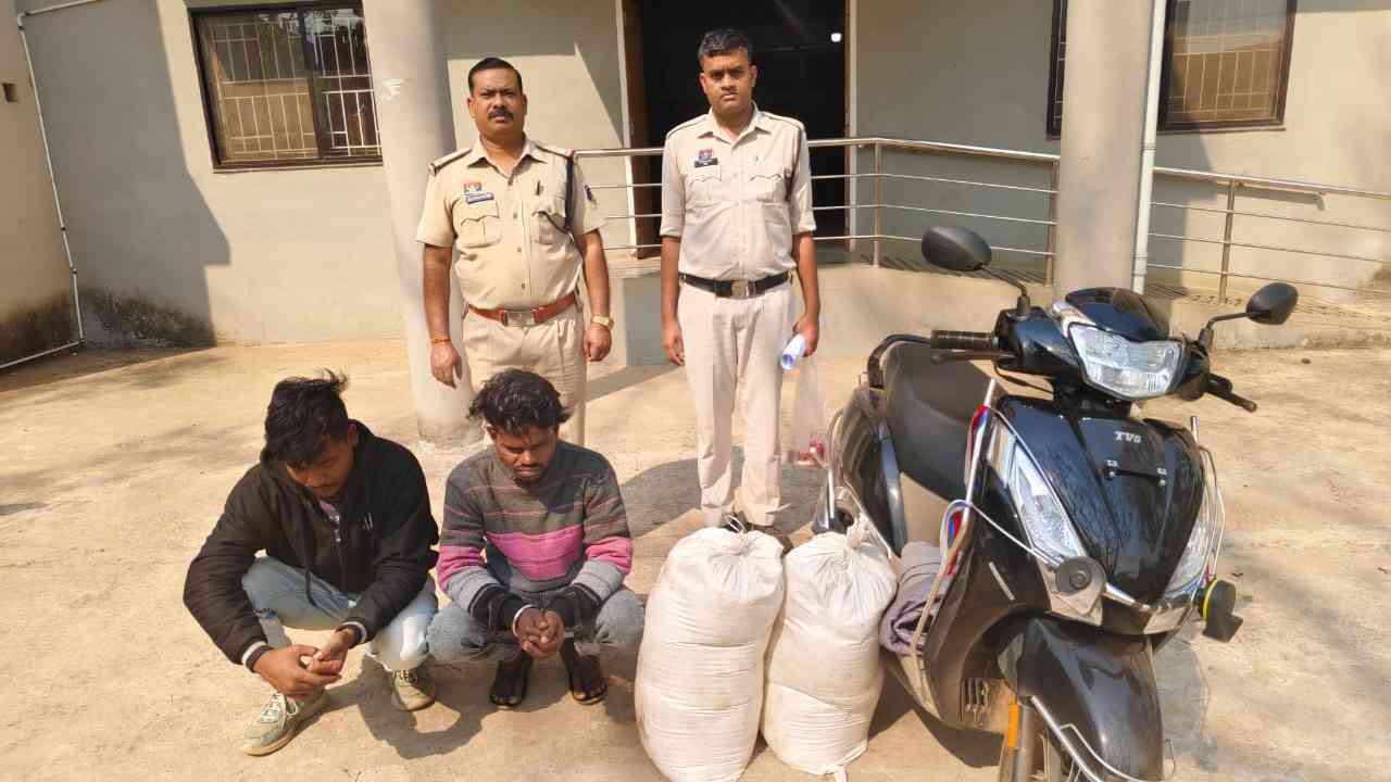 सरायपाली : 70  लीटर अवैध महुआ शराब के साथ दो गिरफ्तार, स्कूट... - CG Sandesh