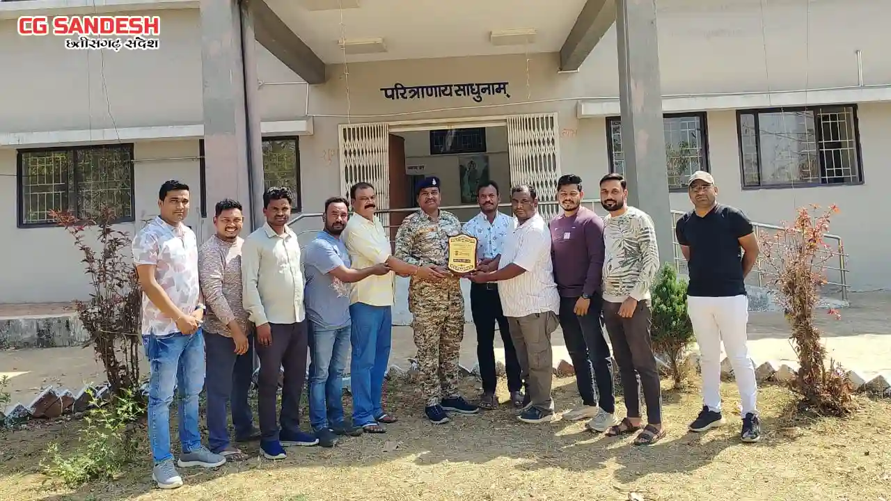 महालक्ष्मी सेवा समिति बलौदा ने पुलिस थाना स्टाफ को किया सम्म... - CG Sandesh