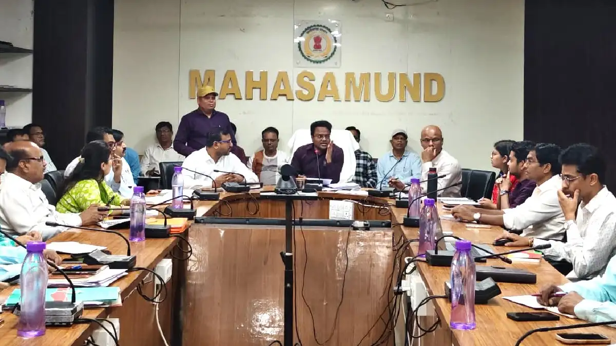 महासमुंद : जिला पंचायत सीईओ ने ली साप्ताहिक समय-सीमा की बैठक - CG Sandesh