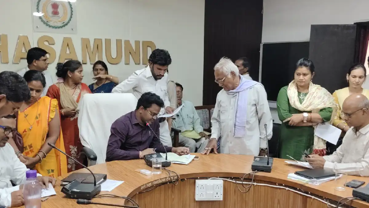 महासमुंद : जिला पंचायत सीईओ नंदनवार ने जनदर्शन में सुनी लोगो... - CG Sandesh