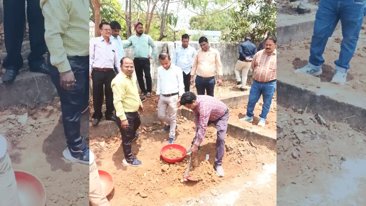 महासमुंद : सीईओ नंदनवार ने श्रमदान कर सोख्ता गड्ढा निर्माण क... - CG Sandesh