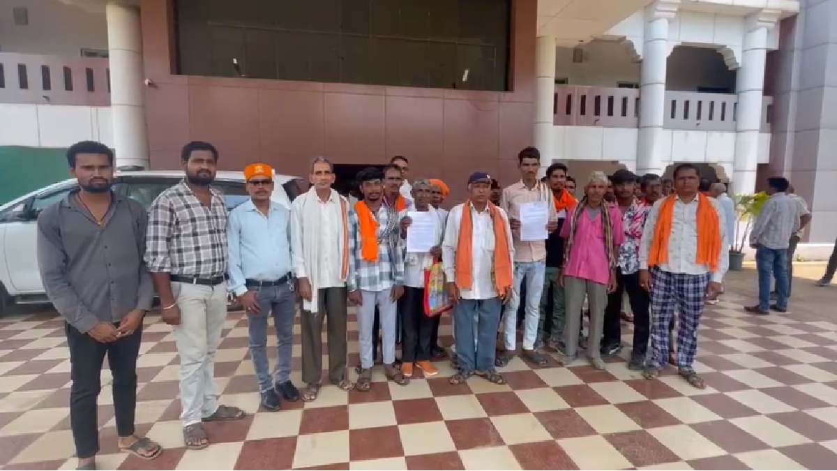बिना सूचना 40 एकड़ जमीन अधिग्रहण का आरोप, कलेक्टर कार्यालय प... - CG Sandesh