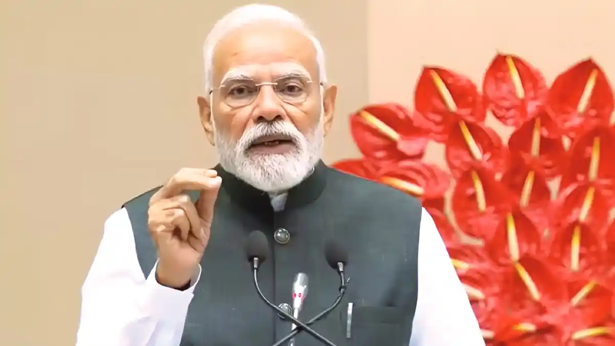 पीएम मोदी के 12 साल पूरे, सीएम योगी ने दी बधाईयाँ - CG Sandesh