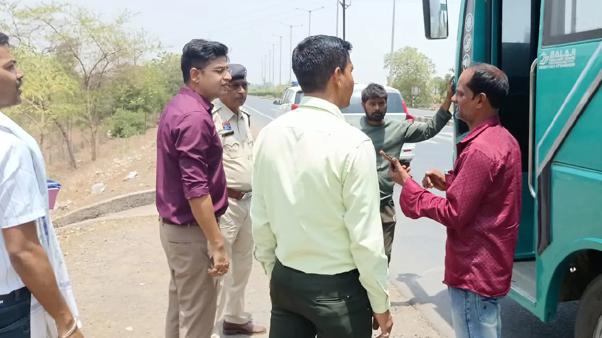 महासमुंद : परमिट शर्तों के उल्लंघन पर 6 यात्री बसों से शमन श... - CG Sandesh