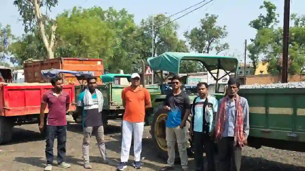 CG : ईंट, रेत ले जाते 7 ट्रैक्टर पर हुई कार्रवाई - CG Sandesh