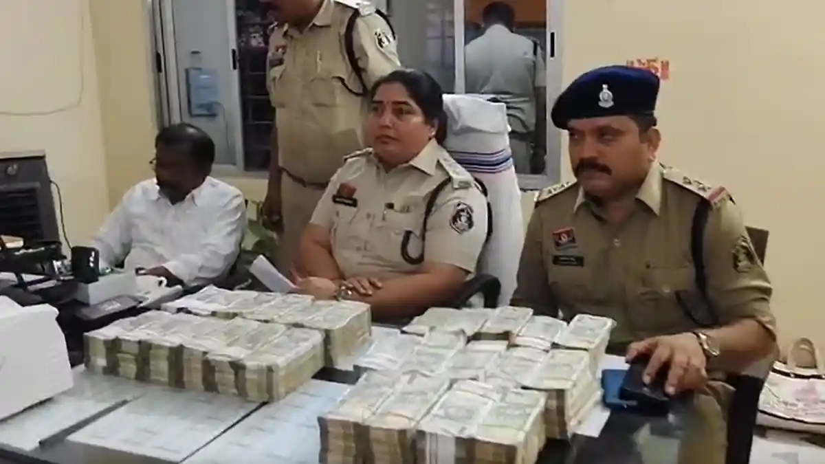 CG : कार से नोटों की गड्डी बरामद, पुलिस ने की कार्रवाई  - CG Sandesh