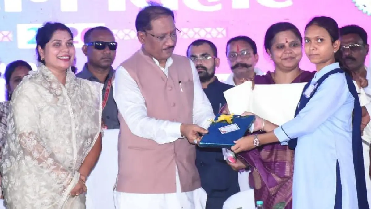 सुशासन तिहार में मेधावी छात्रा कुसुम लता बिप्रे का सम्मान, ट... - CG Sandesh
