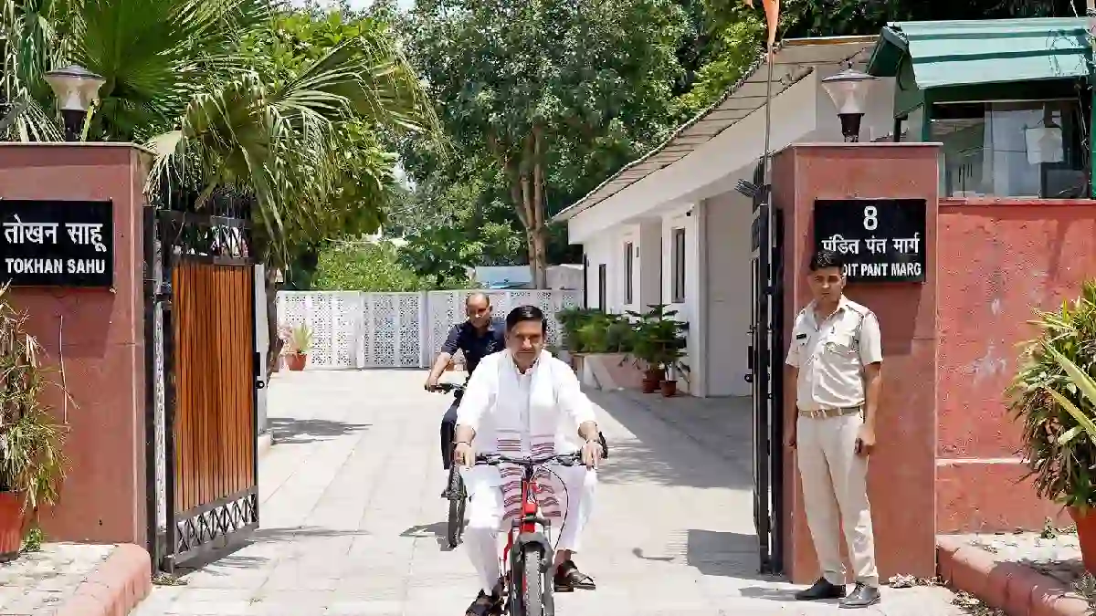 सायकल से कार्यालय पहुंचे मंत्री, ईंधन संरक्षण का किया अनुरोध - CG Sandesh