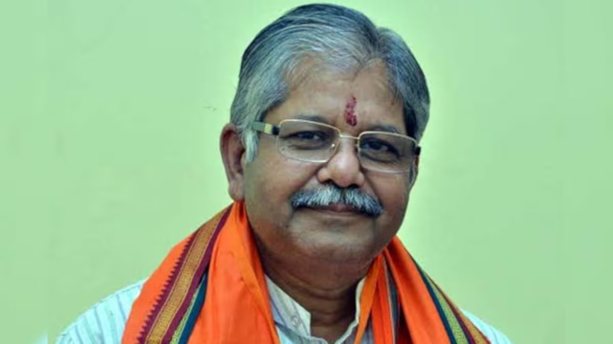 CG : पूर्व विधानसभा अध्यक्ष धरमलाल कौशिक से दिनदहाड़े मोबाइल... - CG Sandesh
