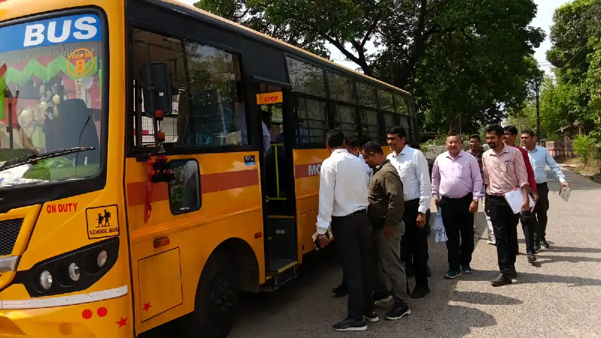 बसना : 23 सदस्यीय अधिकारी-कर्मचारियों की टीम  बस में सफर कर ... - CG Sandesh