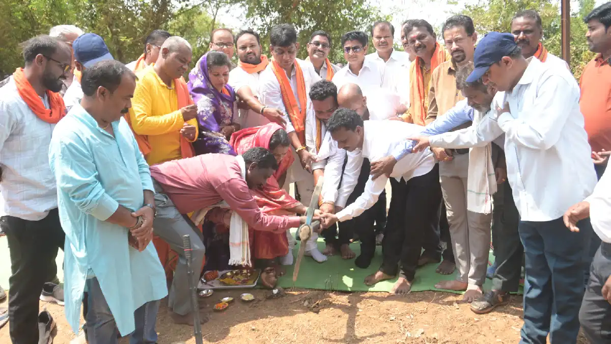 महासमुंद : हथखोज मार्ग निर्माण कार्य का विधायक योगेश्वर राजू... - CG Sandesh