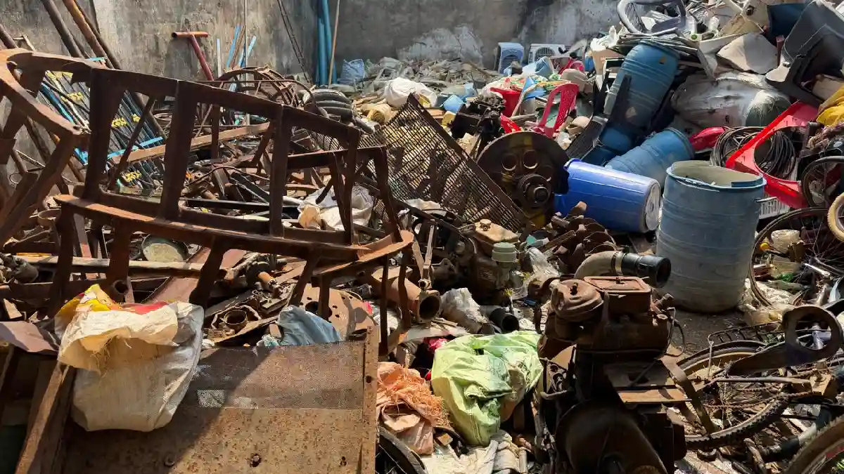 बसना  : अवैध कबाड़ स्क्रैप यार्ड पर छापामार कार्रवाई, 10,000... - CG Sandesh