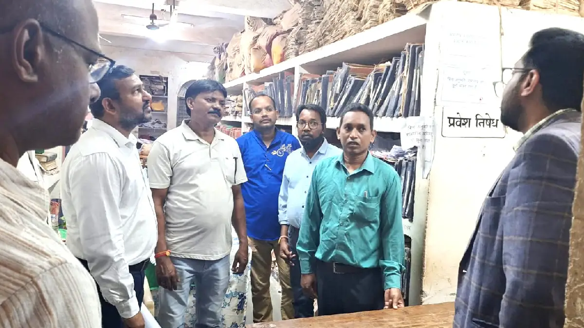 महासमुंद : कलेक्टर लंगेह ने किया कलेक्ट्रेट परिसर का औचक निर... - CG Sandesh