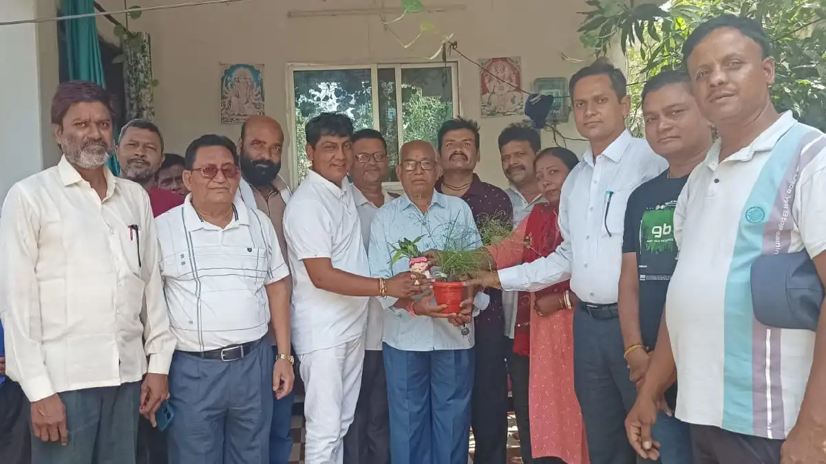 महासमुंद : शहर में जनता से भेंट मुलाकात कर रहे विधायक योगेश्... - CG Sandesh