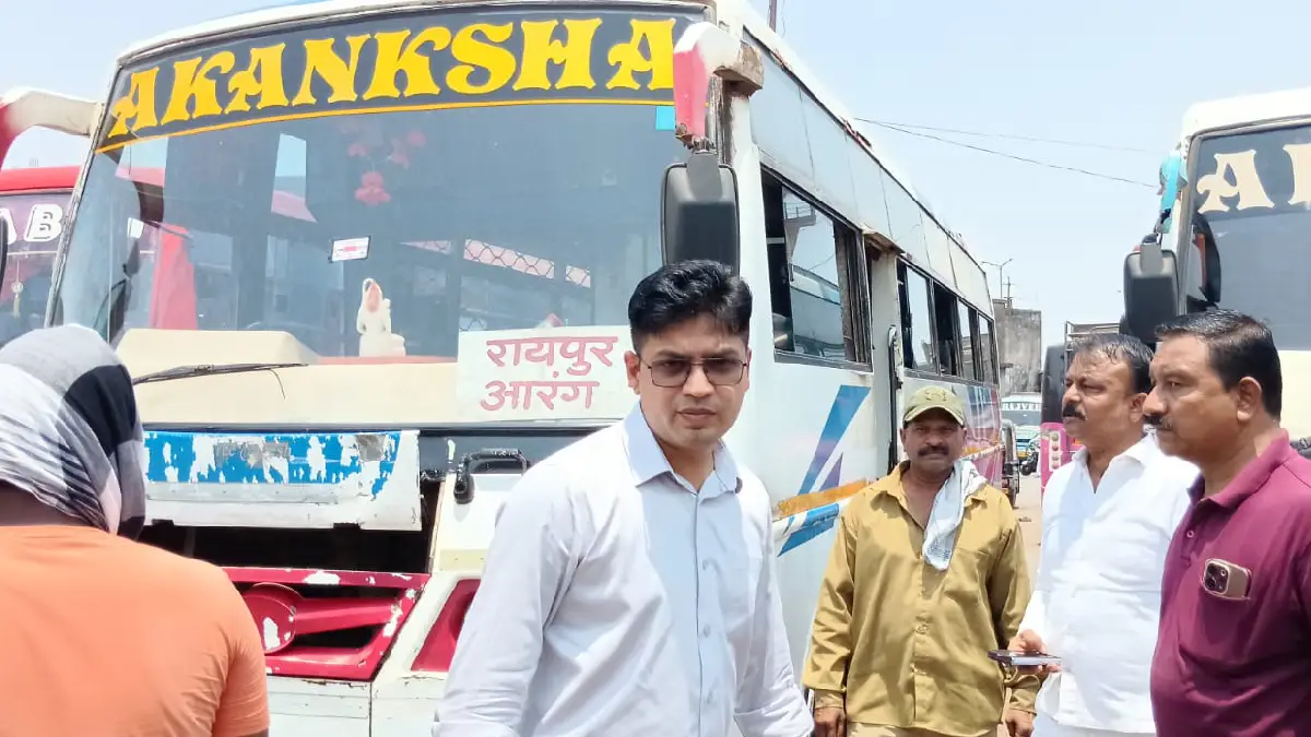 महासमुंद बस स्टैंड में आरटीओ द्वारा बसों का औचक निरीक्षण, चा... - CG Sandesh