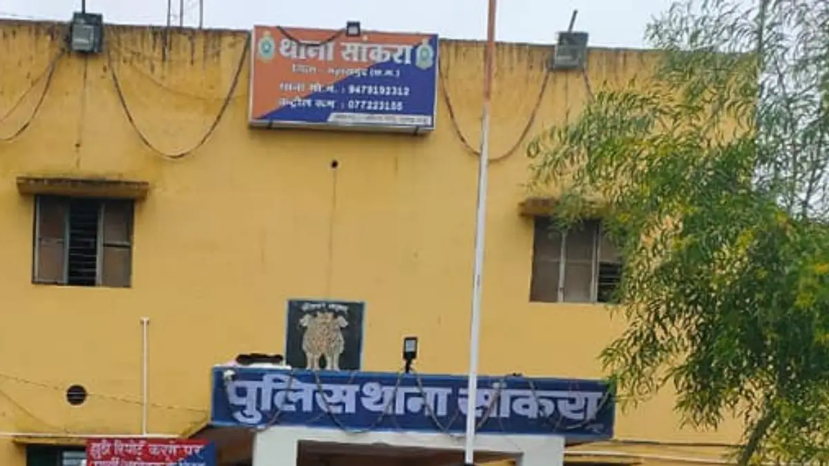 सांकरा : लोहराकोट में पुलिस की कार्रवाई, दूकान से अंग्रेजी श... - CG Sandesh