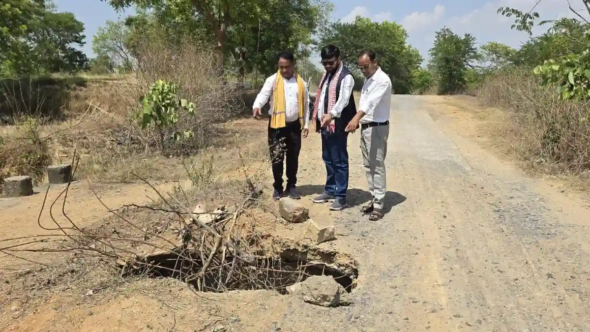 बसना : अंकोरी टांडा–बिरसिंगपाली मार्ग जर्जर, टूटी पुलिया को ... - CG Sandesh