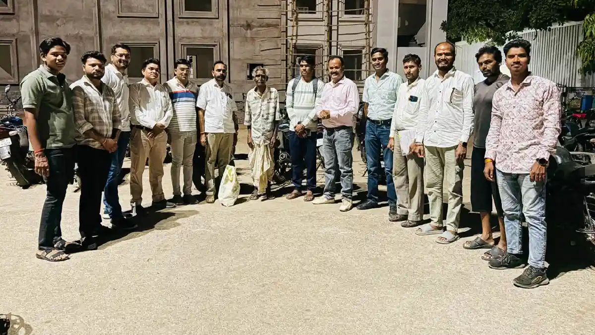 महासमुंद : विश्वहिंदू परिषद ने किया भटकते हुए बुजुर्ग व्यक्त... - CG Sandesh
