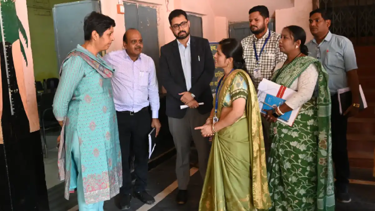 महासमुंद : सेंट्रल नोडल अधिकारी अलरमेलमंगई डी ने किया पीएम श... - CG Sandesh