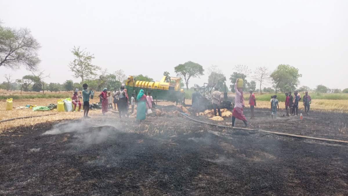 धान मिसाई के दौरान ट्रैक्टर में लगी भीषण आग, फसल समेत सब कुछ... - CG Sandesh