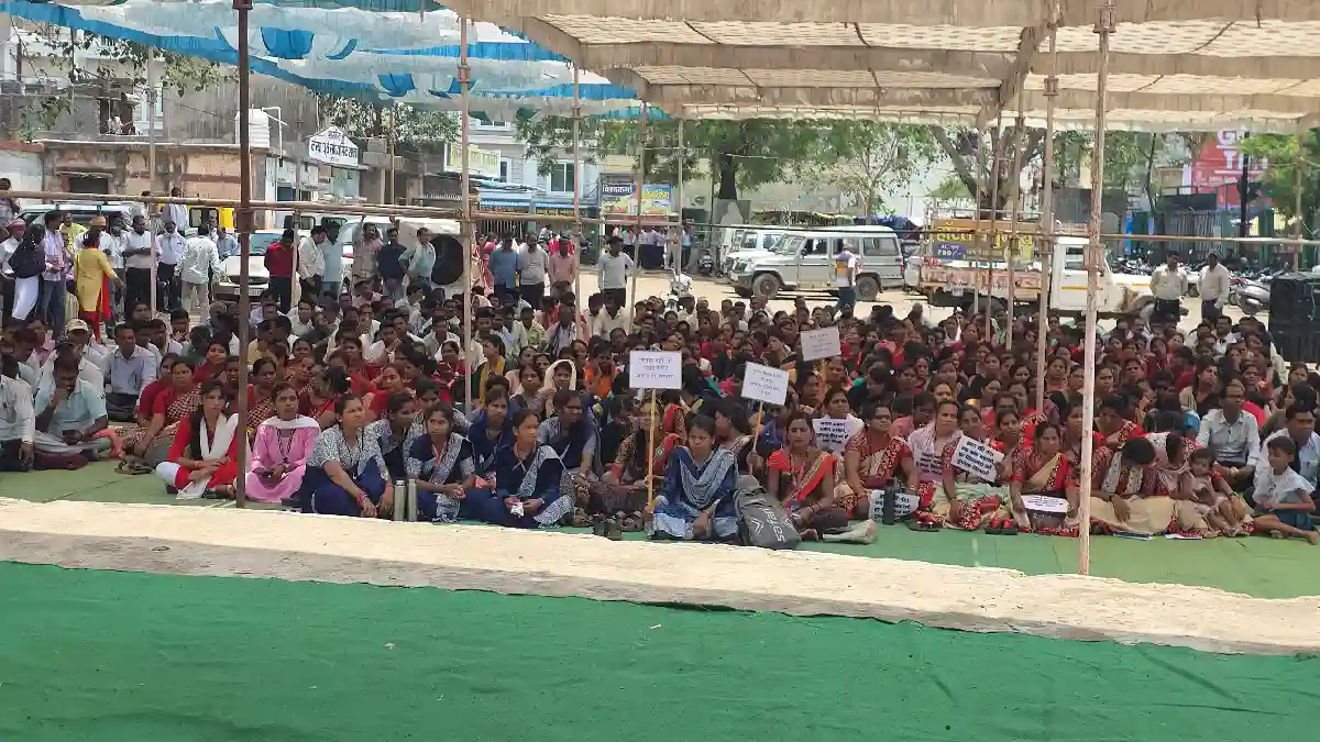 CG : समय पर पुस्तक नहीं मिलने पर निजी स्कूल संचालकों का धरना... - CG Sandesh