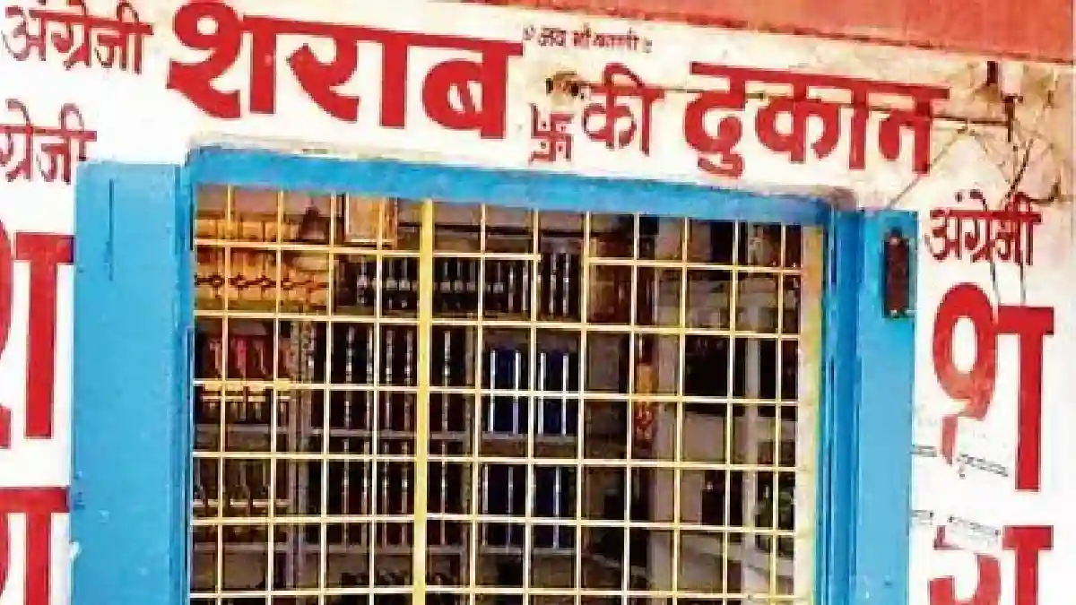CG : अधिक कीमत पर शराब बेचने का आरोप, 4आबकारी SI निलंबित - CG Sandesh