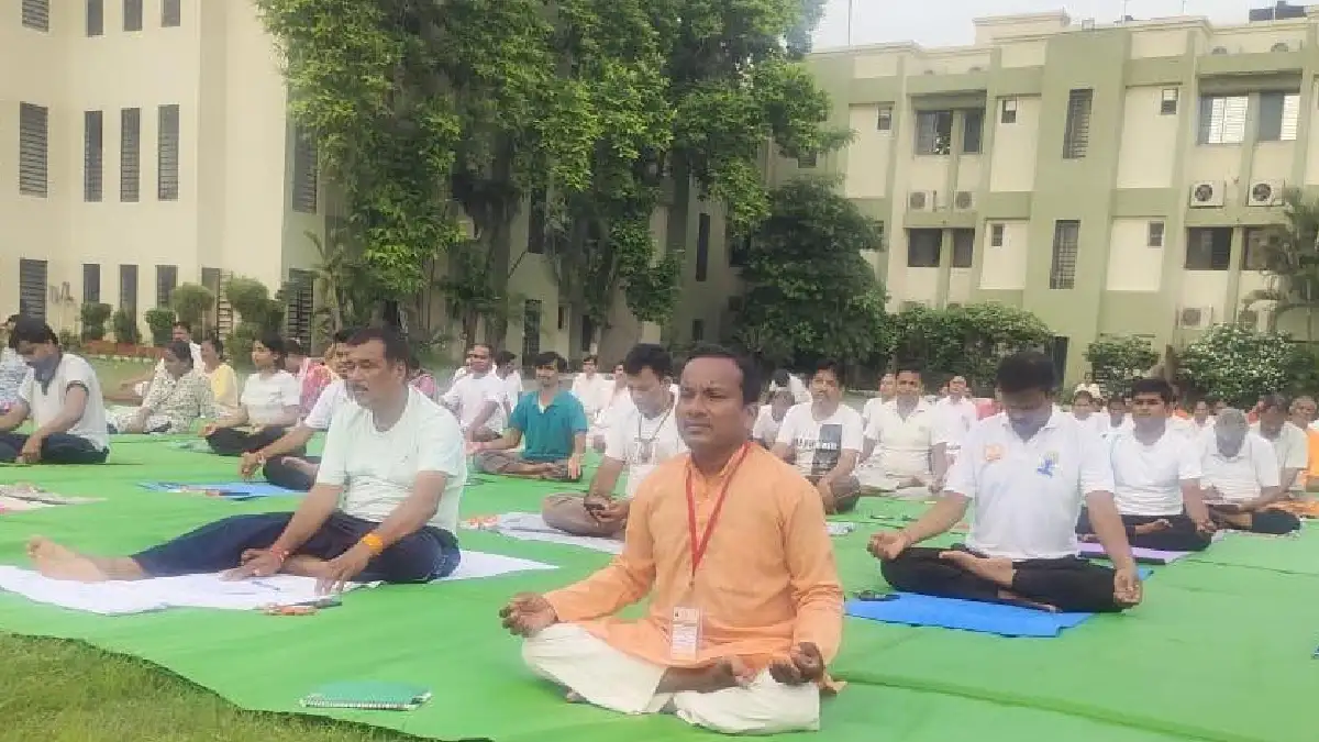बसना : गरीबी नहीं रोक सकी कदम, योगाचार्य भगवान दास यादव बना ... - CG Sandesh