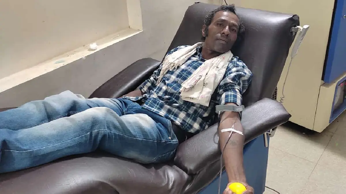 बसना : 47 बार रक्तदान कर बचा चुके हैं कई जिंदगियां, 100 बार रक्तदान का संकल्प लेकर सेवा की मिसाल बन रहे सुभाष जगत
