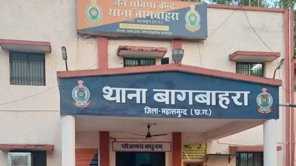 बागबाहरा : सड़क किनारे स्थित गढ्ढा में गिरने से मोटरसायकल चाल... - CG Sandesh