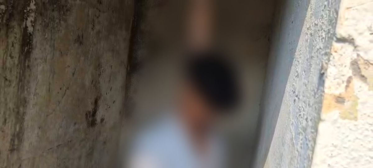 CG: बाथरूम में फंदे पर लटका मिला युवक का शव, संदिग्ध मौत से ... - CG Sandesh