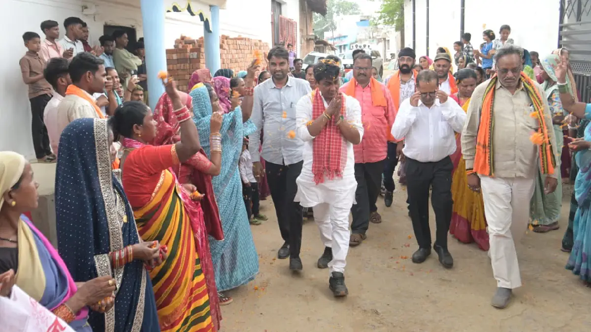 महासमुंद : ग्राम झलप एवं ढांक में जन चौपाल लगाकर विधायक ने स... - CG Sandesh