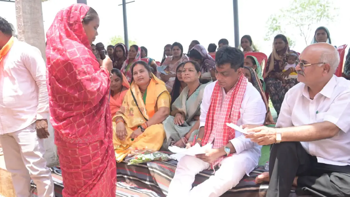 महासमुंद : ग्राम मोंगरा में विधायक योगेश्वर राजू सिन्हा ने ज... - CG Sandesh