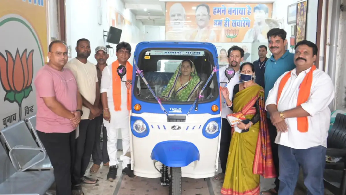 महासमुंद : दीदी ई-रिक्शा सहायता योजना के तहत हितग्राही को मि... - CG Sandesh