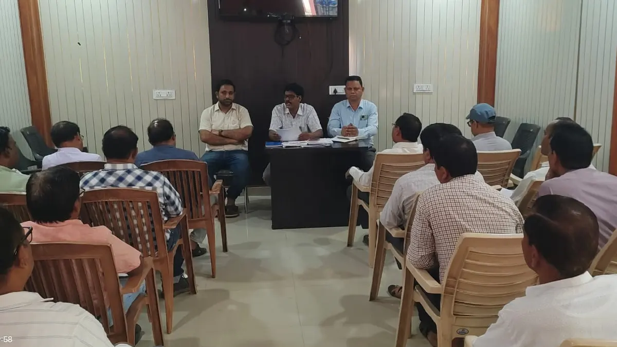 सरायपाली : बीईओ, बीआरसी ने ली प्राचार्यों एवं संकुल समन्वयको... - CG Sandesh