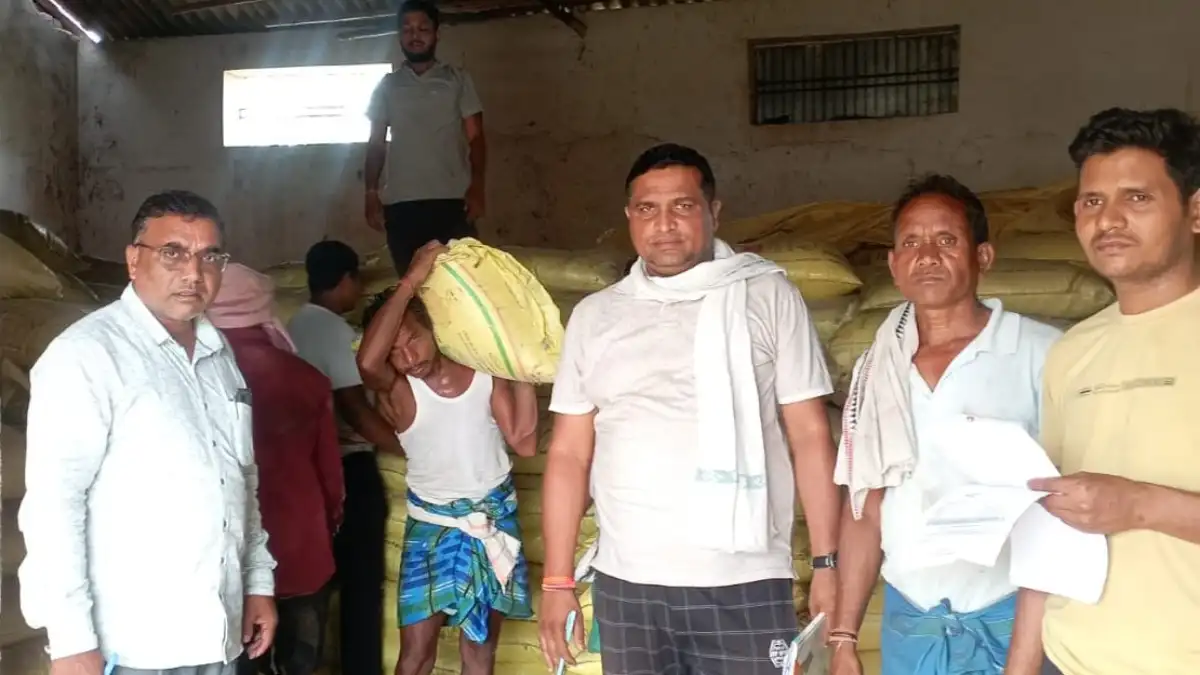 महासमुंद : 16 हजार मीट्रिक टन से अधिक खाद का किया गया वितरण  - CG Sandesh