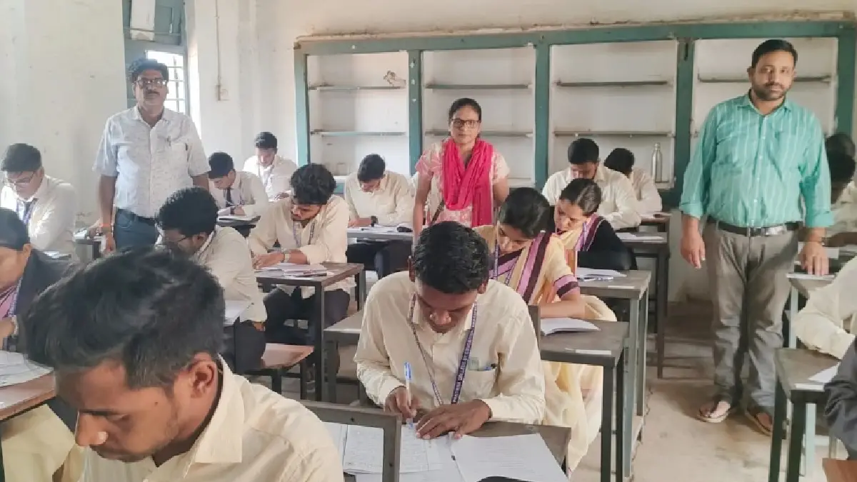शासकीय कन्या उच्चतर माध्यमिक विद्यालय सरायपाली में उड़नदस्ता... - CG Sandesh