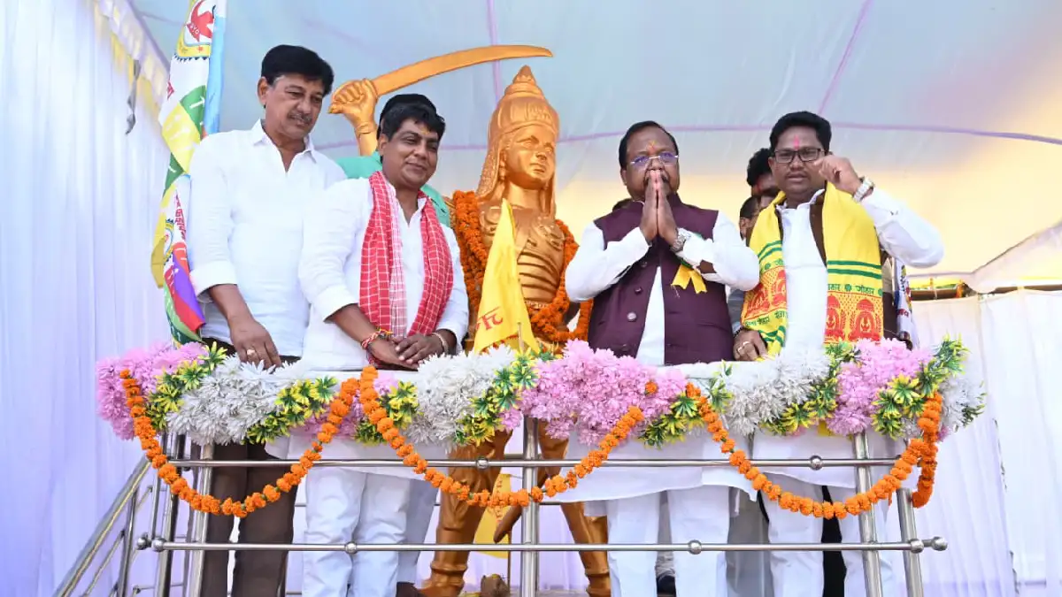 कैबिनेट मंत्री नेताम ने शहादत दिवस पर वीरांगना रानी दुर्गावती की प्रतिमा पर माल्यार्पण कर श्रद्धांजलि अर्पित की एवं शहीद वीर नारायण सिंह की प्रतिमा का किया अनावरण