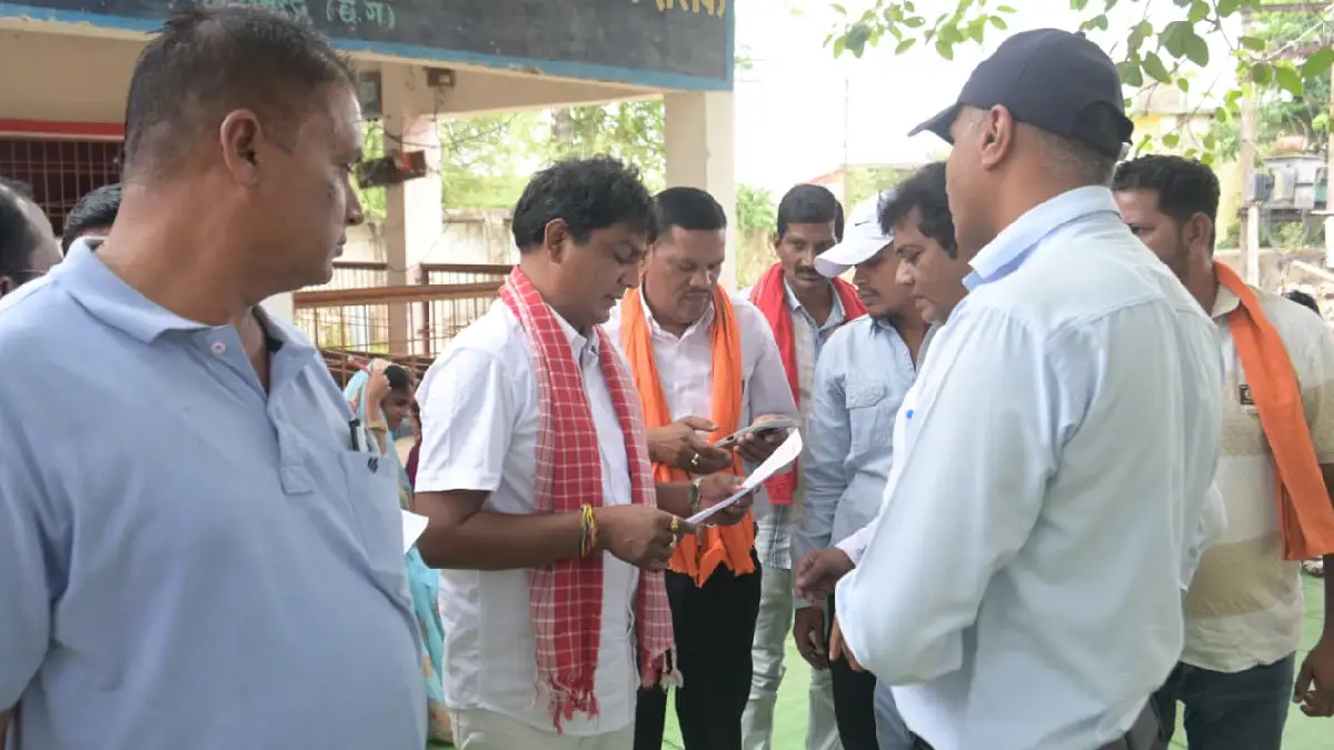महासमुंद : ग्राम परसदा में विधायक योगेश्वर राजू सिन्हा ने आम... - CG Sandesh