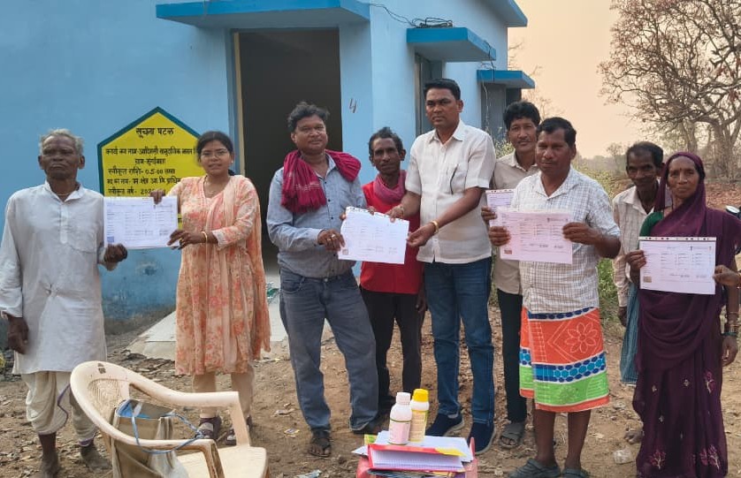 महासमुंद : खेत बचाओ अभियान अंतर्गत ग्राम राजाडीही में जागरूक... - CG Sandesh