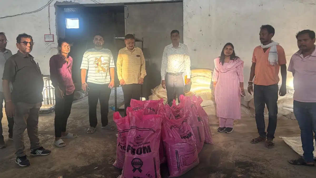 बागबाहरा : ओडिशा  प्रिंट वाले उर्वरक की 11 बोरी जब्त, कृषि व... - CG Sandesh