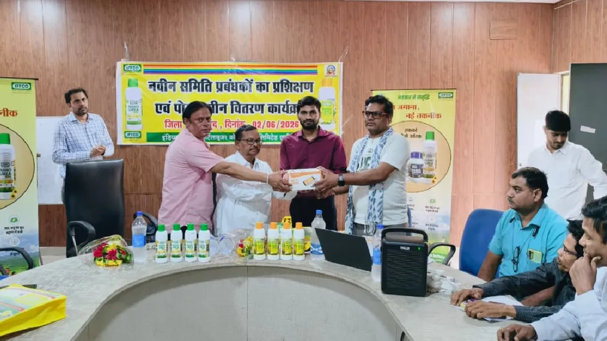 महासमुंद : नवीन समिति प्रबंधकों को पॉस मशीन का किया गया वितर... - CG Sandesh