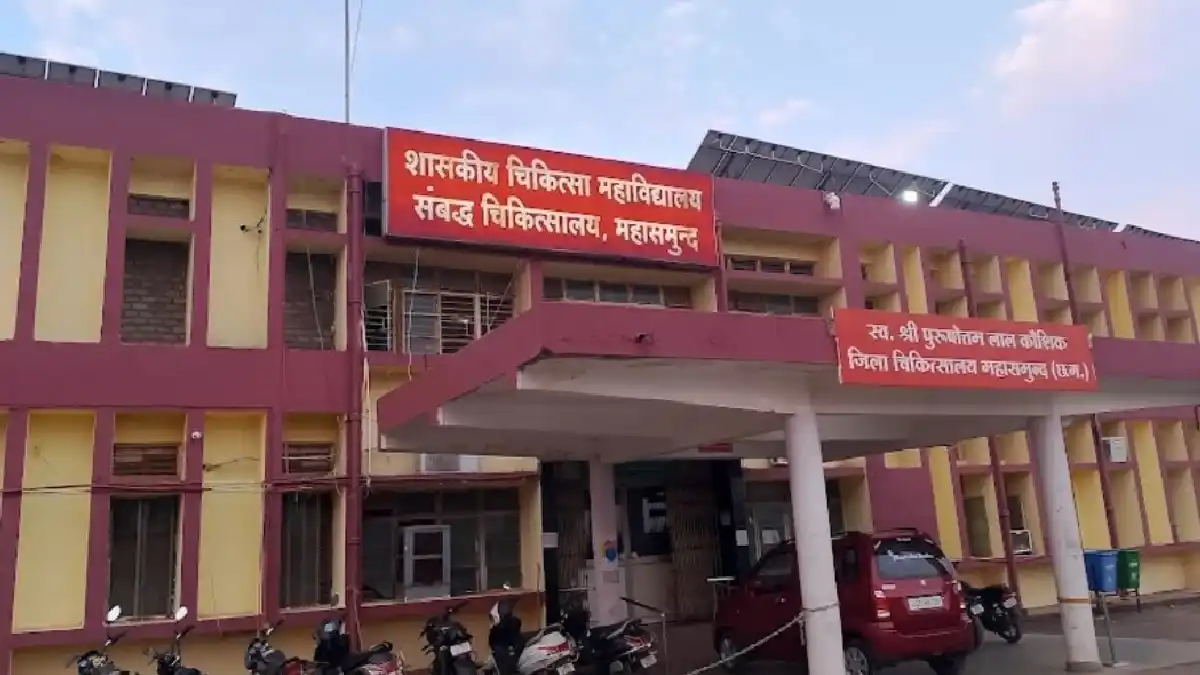 महासमुंद जिला अस्पताल में नवजात बच्ची के साथ बैठे पिता के सा... - CG Sandesh