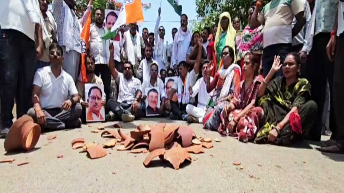 राजनांदगांव में पेयजल संकट पर फूटा लोगों का गुस्सा, मटका फोड... - CG Sandesh